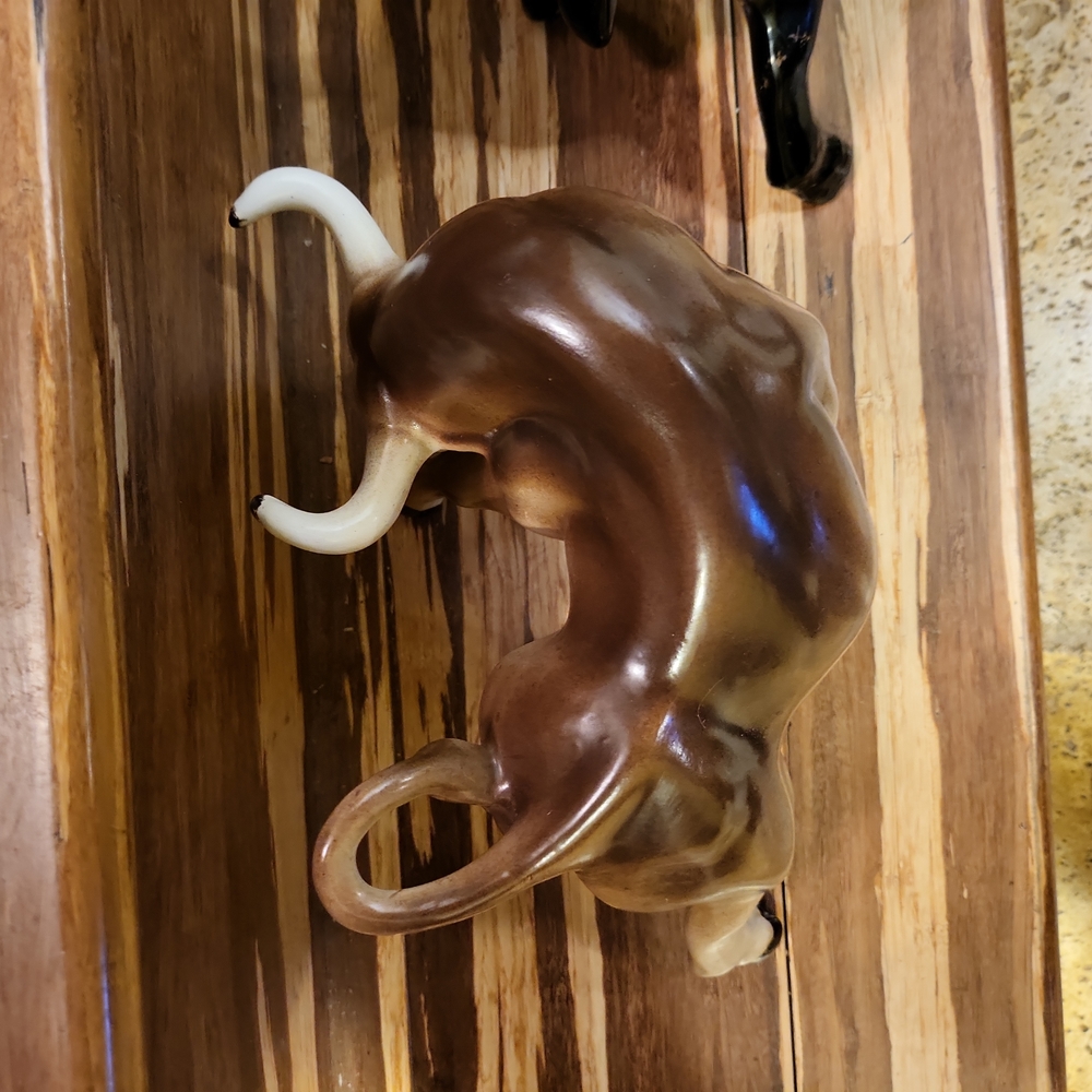 Mid Century Modern Pair of Ceramic Bulls Black and Brown - Picture 15 of 16